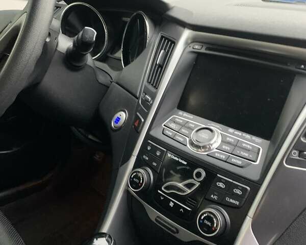 Серый Хендай Соната, объемом двигателя 2 л и пробегом 213 тыс. км за 12800 $, фото 15 на Automoto.ua