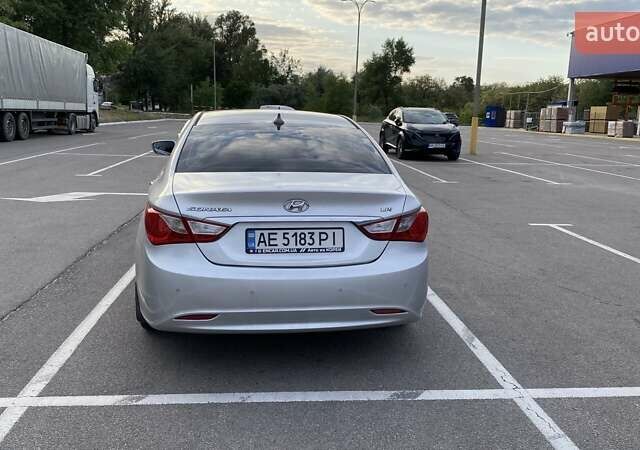 Серый Хендай Соната, объемом двигателя 2 л и пробегом 300 тыс. км за 7900 $, фото 2 на Automoto.ua