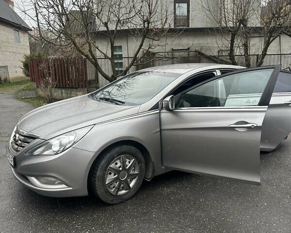 Серый Хендай Соната, объемом двигателя 2 л и пробегом 139 тыс. км за 7900 $, фото 7 на Automoto.ua