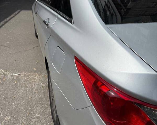 Серый Хендай Соната, объемом двигателя 2.4 л и пробегом 209 тыс. км за 12700 $, фото 4 на Automoto.ua