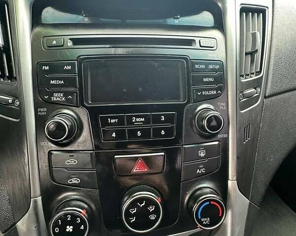 Сірий Хендай Соната, об'ємом двигуна 2 л та пробігом 545 тис. км за 6900 $, фото 10 на Automoto.ua