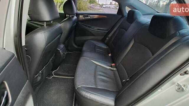 Сірий Хендай Соната, об'ємом двигуна 2 л та пробігом 123 тис. км за 9000 $, фото 20 на Automoto.ua