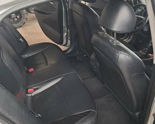 Сірий Хендай Соната, об'ємом двигуна 2 л та пробігом 227 тис. км за 7777 $, фото 4 на Automoto.ua