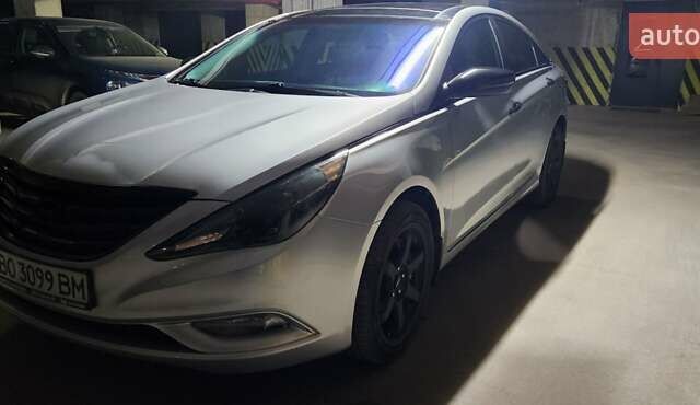 Сірий Хендай Соната, об'ємом двигуна 2 л та пробігом 165 тис. км за 10199 $, фото 1 на Automoto.ua