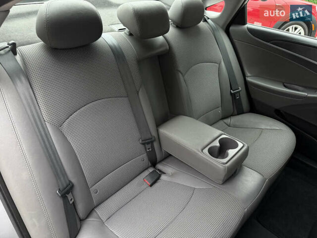 Сірий Хендай Соната, об'ємом двигуна 2 л та пробігом 191 тис. км за 7900 $, фото 32 на Automoto.ua