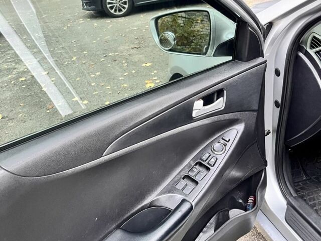 Сірий Хендай Соната, об'ємом двигуна 2 л та пробігом 305 тис. км за 8100 $, фото 8 на Automoto.ua