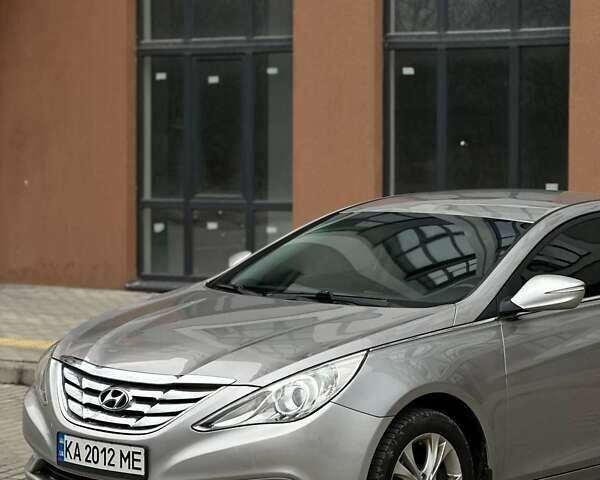 Сірий Хендай Соната, об'ємом двигуна 2 л та пробігом 200 тис. км за 7300 $, фото 2 на Automoto.ua