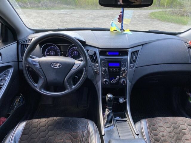 Серый Хендай Соната, объемом двигателя 2 л и пробегом 322 тыс. км за 8000 $, фото 11 на Automoto.ua