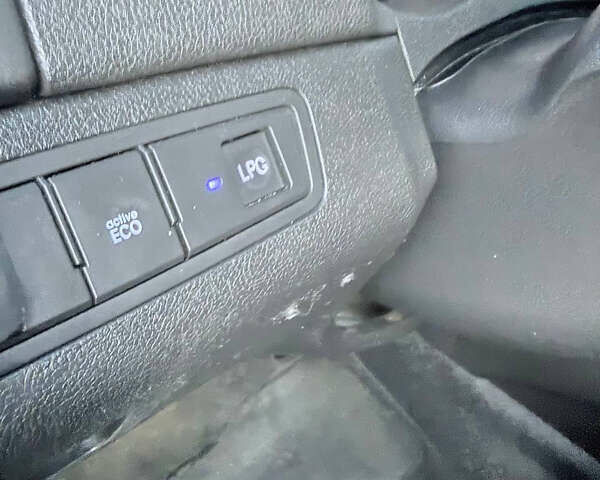 Серый Хендай Соната, объемом двигателя 2 л и пробегом 300 тыс. км за 7500 $, фото 17 на Automoto.ua