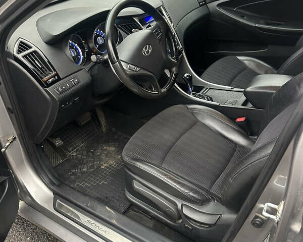 Серый Хендай Соната, объемом двигателя 2 л и пробегом 139 тыс. км за 7900 $, фото 9 на Automoto.ua