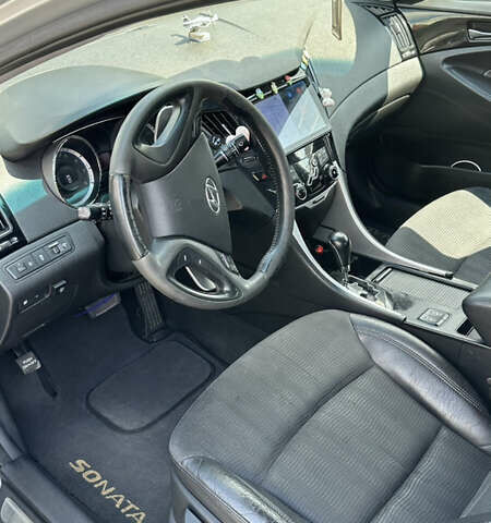 Сірий Хендай Соната, об'ємом двигуна 2 л та пробігом 213 тис. км за 9200 $, фото 6 на Automoto.ua