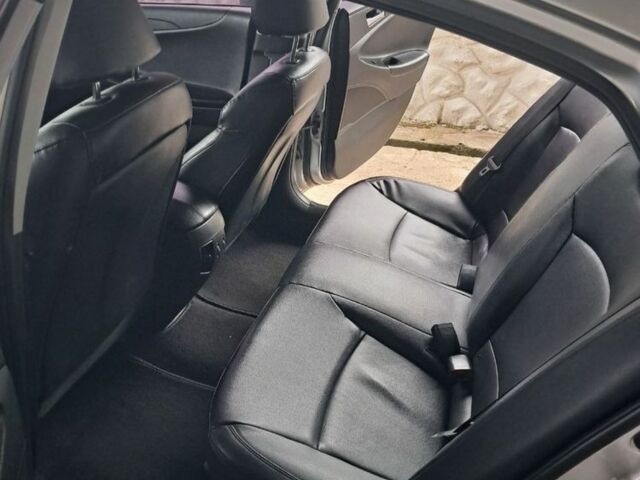 Сірий Хендай Соната, об'ємом двигуна 2 л та пробігом 227 тис. км за 7777 $, фото 5 на Automoto.ua