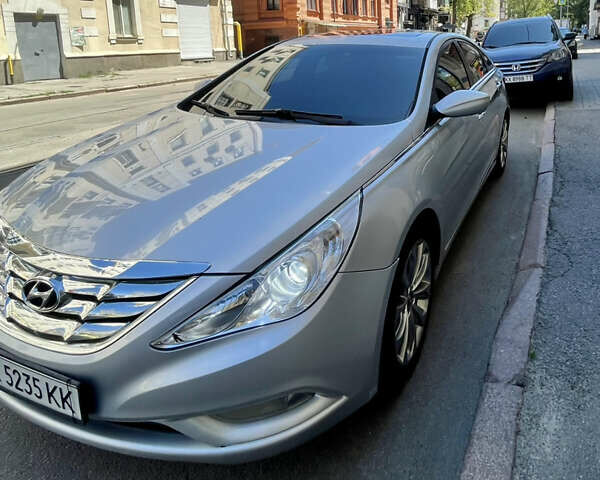 Серый Хендай Соната, объемом двигателя 2.4 л и пробегом 230 тыс. км за 9000 $, фото 5 на Automoto.ua