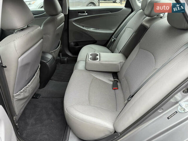 Сірий Хендай Соната, об'ємом двигуна 2 л та пробігом 191 тис. км за 7900 $, фото 28 на Automoto.ua