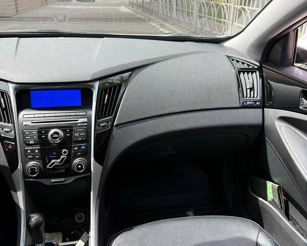 Серый Хендай Соната, объемом двигателя 2.4 л и пробегом 209 тыс. км за 12700 $, фото 11 на Automoto.ua