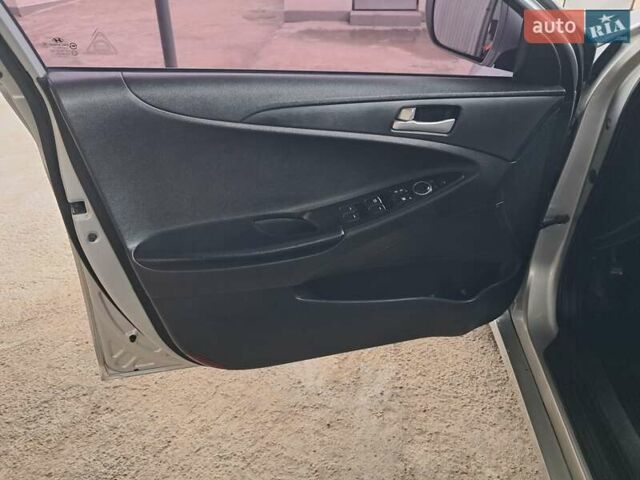 Сірий Хендай Соната, об'ємом двигуна 2 л та пробігом 227 тис. км за 7777 $, фото 5 на Automoto.ua