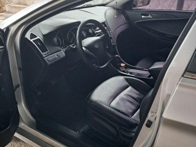 Сірий Хендай Соната, об'ємом двигуна 2 л та пробігом 227 тис. км за 7777 $, фото 4 на Automoto.ua