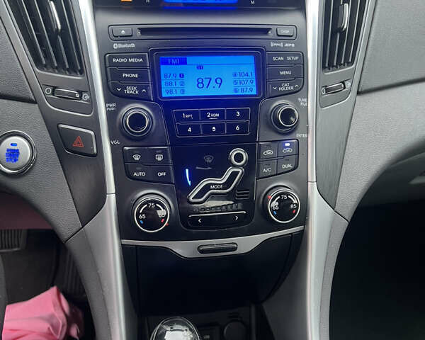 Серый Хендай Соната, объемом двигателя 2 л и пробегом 190 тыс. км за 7500 $, фото 11 на Automoto.ua