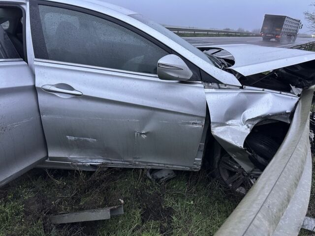 Серый Хендай Соната, объемом двигателя 2 л и пробегом 116 тыс. км за 3500 $, фото 2 на Automoto.ua