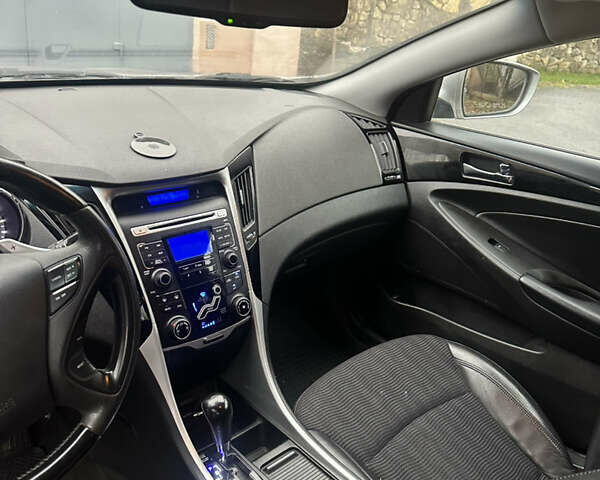 Серый Хендай Соната, объемом двигателя 2 л и пробегом 139 тыс. км за 7900 $, фото 8 на Automoto.ua