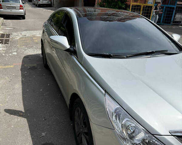 Серый Хендай Соната, объемом двигателя 2.4 л и пробегом 209 тыс. км за 12700 $, фото 2 на Automoto.ua