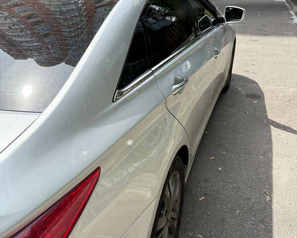 Серый Хендай Соната, объемом двигателя 2.4 л и пробегом 209 тыс. км за 12700 $, фото 3 на Automoto.ua