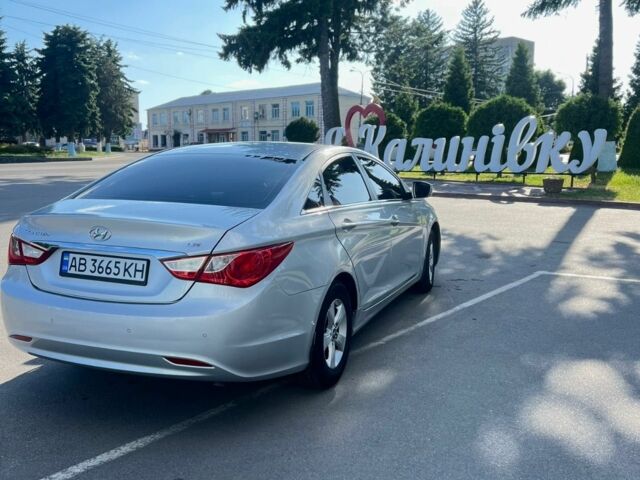 Сірий Хендай Соната, об'ємом двигуна 2 л та пробігом 185 тис. км за 7500 $, фото 1 на Automoto.ua
