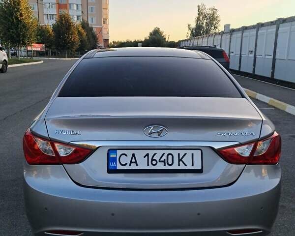 Серый Хендай Соната, объемом двигателя 2.36 л и пробегом 255 тыс. км за 9800 $, фото 2 на Automoto.ua