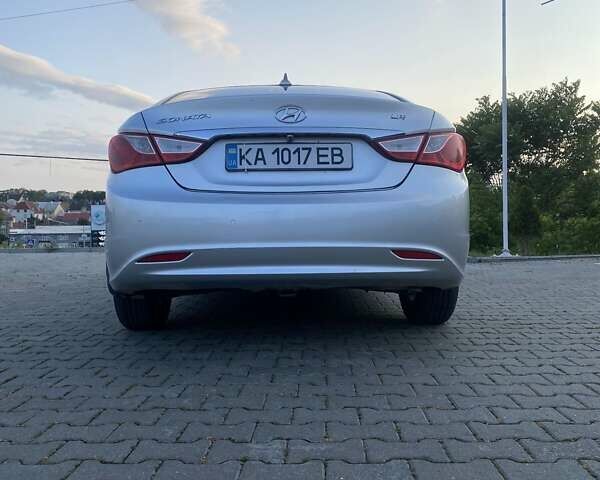 Серый Хендай Соната, объемом двигателя 2 л и пробегом 434 тыс. км за 6800 $, фото 5 на Automoto.ua