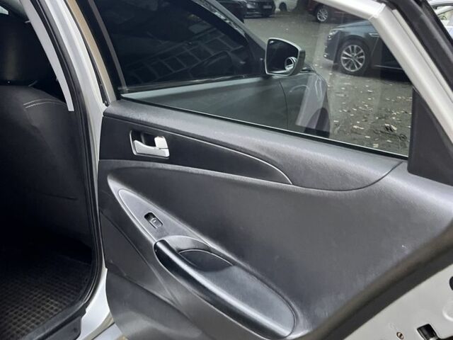 Сірий Хендай Соната, об'ємом двигуна 2 л та пробігом 305 тис. км за 8100 $, фото 11 на Automoto.ua