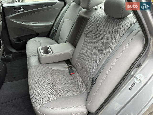 Сірий Хендай Соната, об'ємом двигуна 2 л та пробігом 191 тис. км за 7900 $, фото 29 на Automoto.ua
