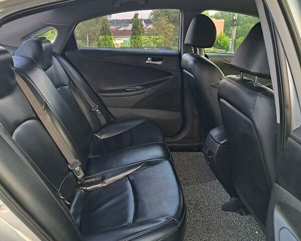 Серый Хендай Соната, объемом двигателя 2 л и пробегом 434 тыс. км за 6800 $, фото 10 на Automoto.ua