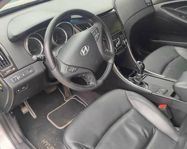 Серый Хендай Соната, объемом двигателя 2 л и пробегом 280 тыс. км за 5000 $, фото 13 на Automoto.ua