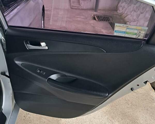 Сірий Хендай Соната, об'ємом двигуна 2 л та пробігом 227 тис. км за 7777 $, фото 8 на Automoto.ua