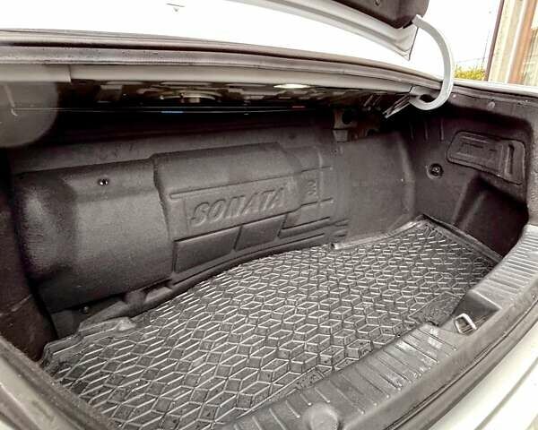 Хендай Соната 2012 в Ужгороде на Automoto.ua Серый Хендай Соната, объемом двигателя 2 л и пробегом 380 тыс. км за 7550 $, фото 23 на Automoto.ua