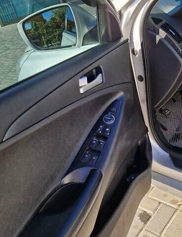 Серый Хендай Соната, объемом двигателя 2 л и пробегом 406 тыс. км за 7300 $, фото 8 на Automoto.ua