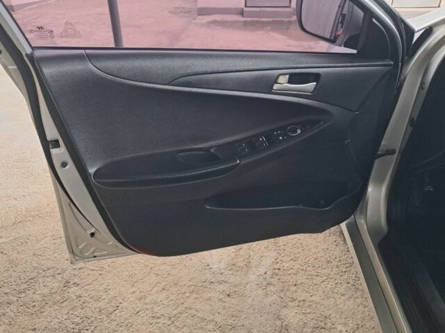 Сірий Хендай Соната, об'ємом двигуна 2 л та пробігом 227 тис. км за 7777 $, фото 6 на Automoto.ua