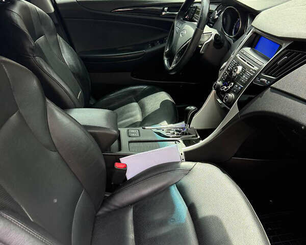 Серый Хендай Соната, объемом двигателя 2.4 л и пробегом 209 тыс. км за 12700 $, фото 18 на Automoto.ua