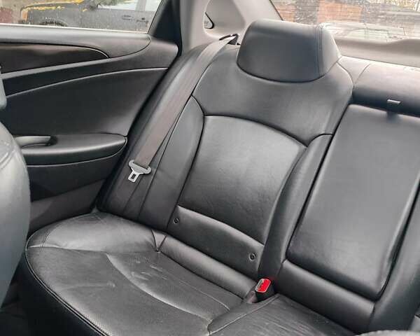 Серый Хендай Соната, объемом двигателя 2 л и пробегом 280 тыс. км за 5000 $, фото 14 на Automoto.ua