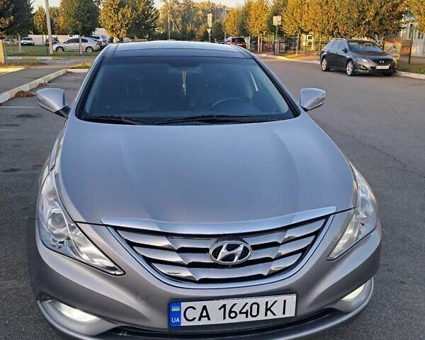 Серый Хендай Соната, объемом двигателя 2.36 л и пробегом 255 тыс. км за 9800 $, фото 1 на Automoto.ua