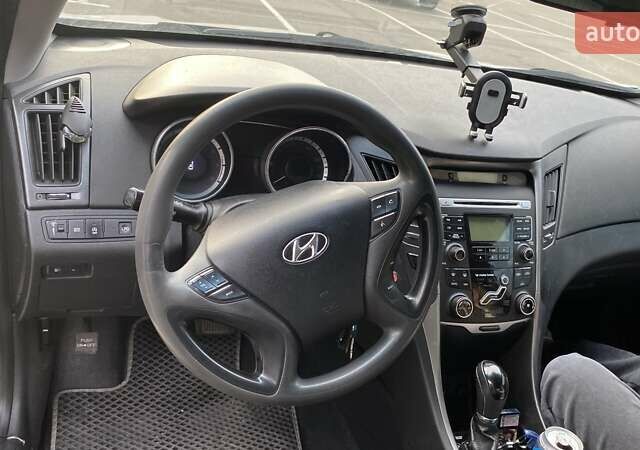 Серый Хендай Соната, объемом двигателя 2 л и пробегом 300 тыс. км за 7900 $, фото 4 на Automoto.ua