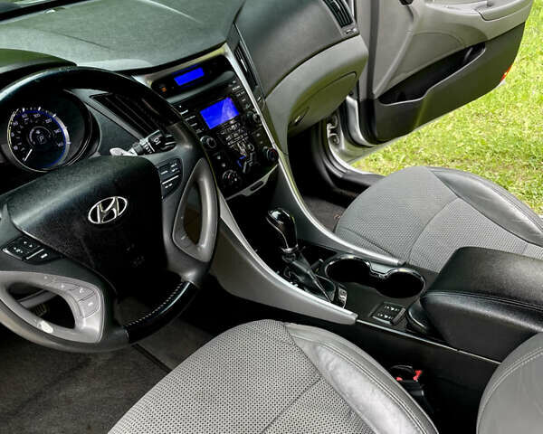 Сірий Хендай Соната, об'ємом двигуна 2.4 л та пробігом 250 тис. км за 9500 $, фото 3 на Automoto.ua