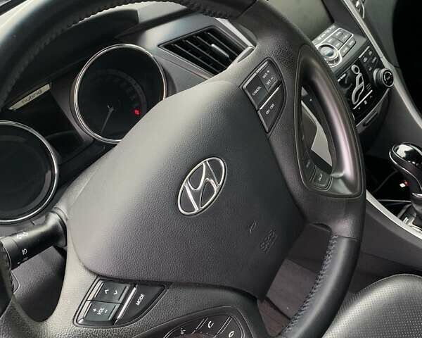 Серый Хендай Соната, объемом двигателя 2 л и пробегом 213 тыс. км за 12800 $, фото 7 на Automoto.ua