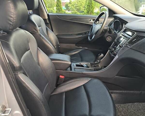 Серый Хендай Соната, объемом двигателя 2 л и пробегом 434 тыс. км за 6800 $, фото 9 на Automoto.ua