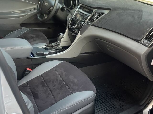 Серый Хендай Соната, объемом двигателя 2.4 л и пробегом 175 тыс. км за 11000 $, фото 6 на Automoto.ua