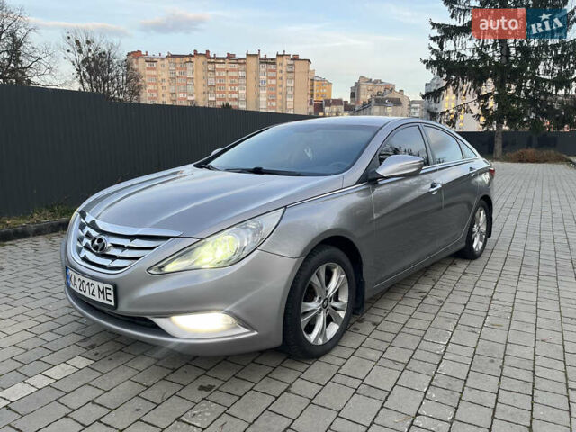 Серый Хендай Соната, объемом двигателя 2 л и пробегом 200 тыс. км за 8500 $, фото 1 на Automoto.ua