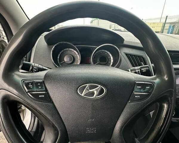 Сірий Хендай Соната, об'ємом двигуна 2 л та пробігом 545 тис. км за 6900 $, фото 9 на Automoto.ua