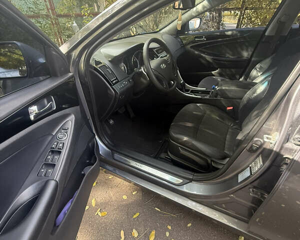 Серый Хендай Соната, объемом двигателя 2.36 л и пробегом 240 тыс. км за 8400 $, фото 5 на Automoto.ua