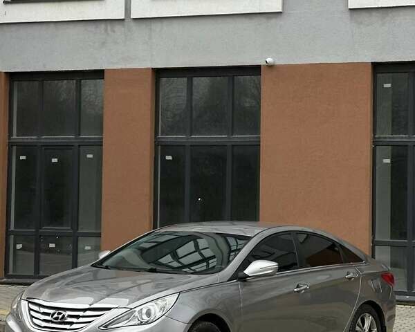 Сірий Хендай Соната, об'ємом двигуна 2 л та пробігом 200 тис. км за 7300 $, фото 4 на Automoto.ua