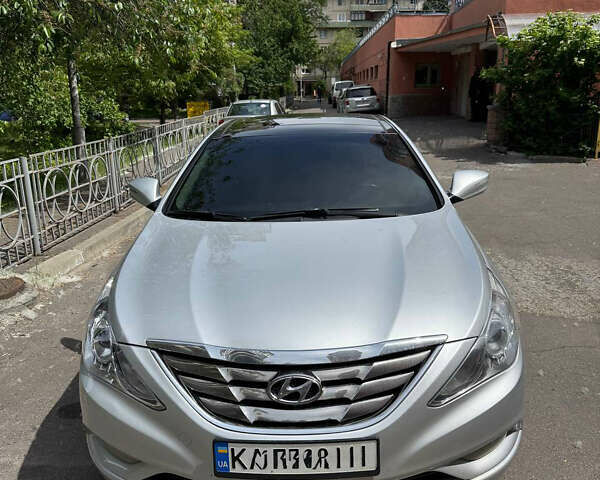 Серый Хендай Соната, объемом двигателя 2.4 л и пробегом 209 тыс. км за 12700 $, фото 1 на Automoto.ua